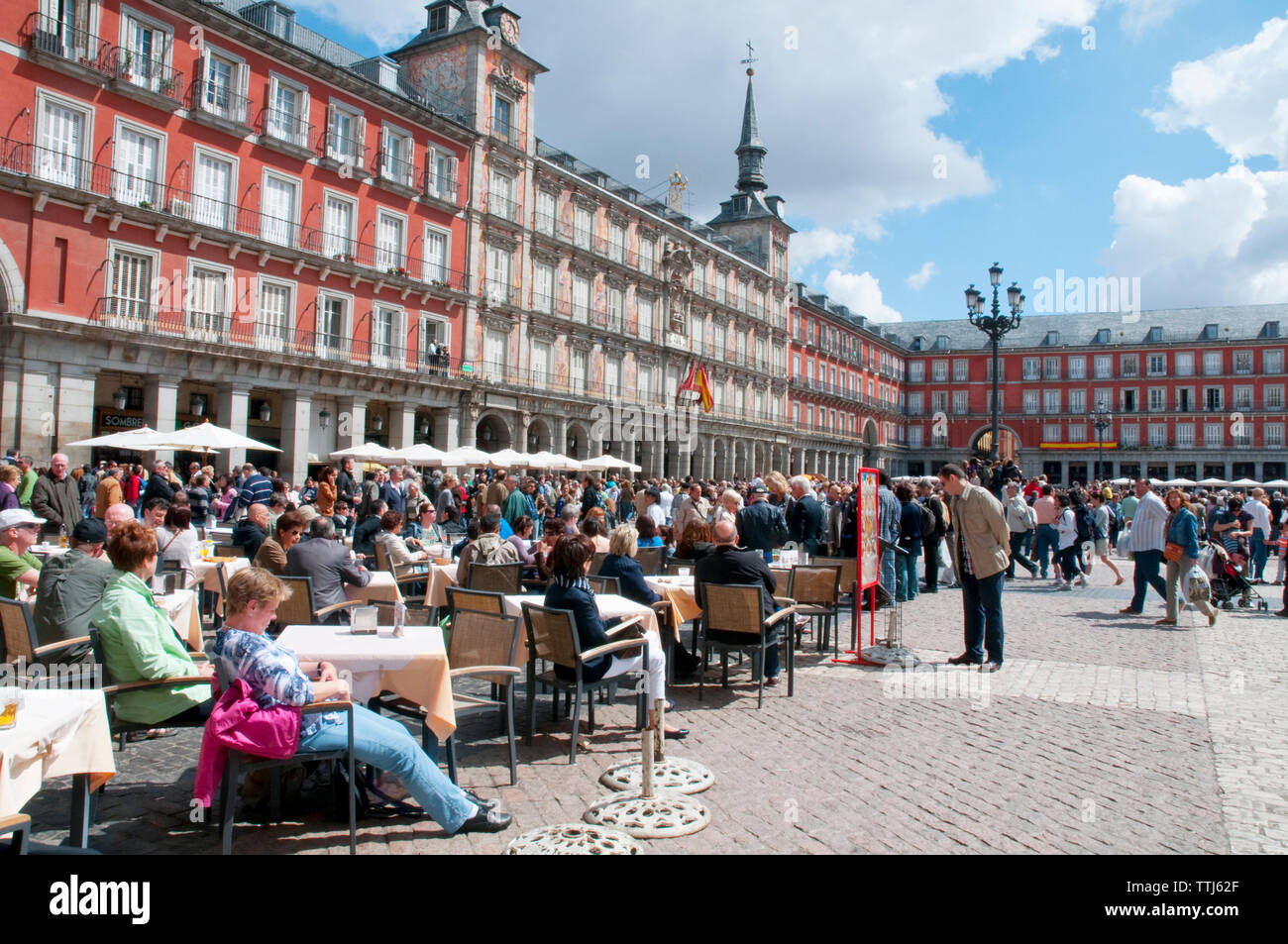 Des gens assis sur des terrasses à la Plaza Mayor. Madrid, Espagne Banque D'Images