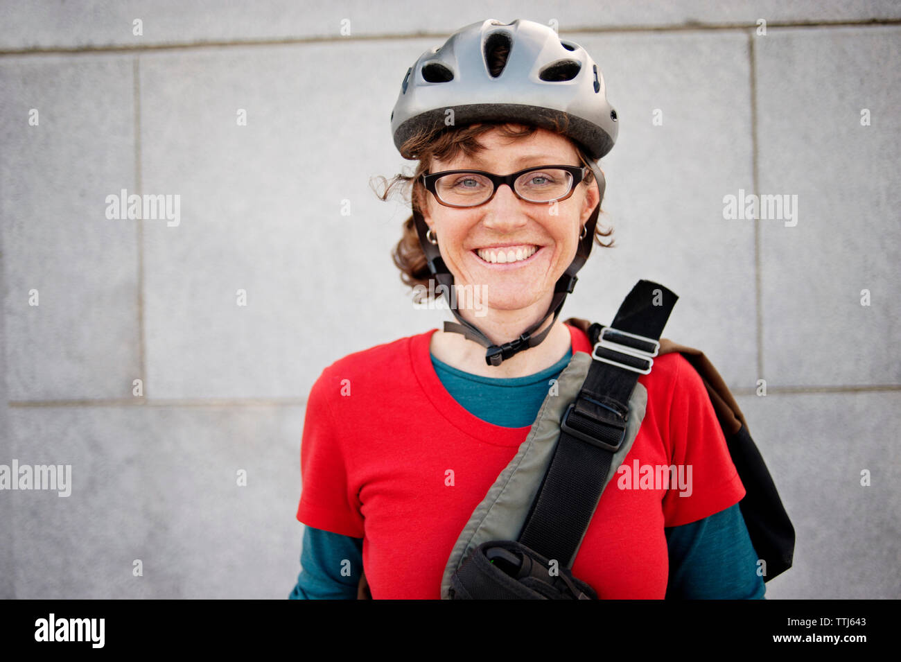 Portrait de femme au casque de vélo contre le bâtiment Banque D'Images