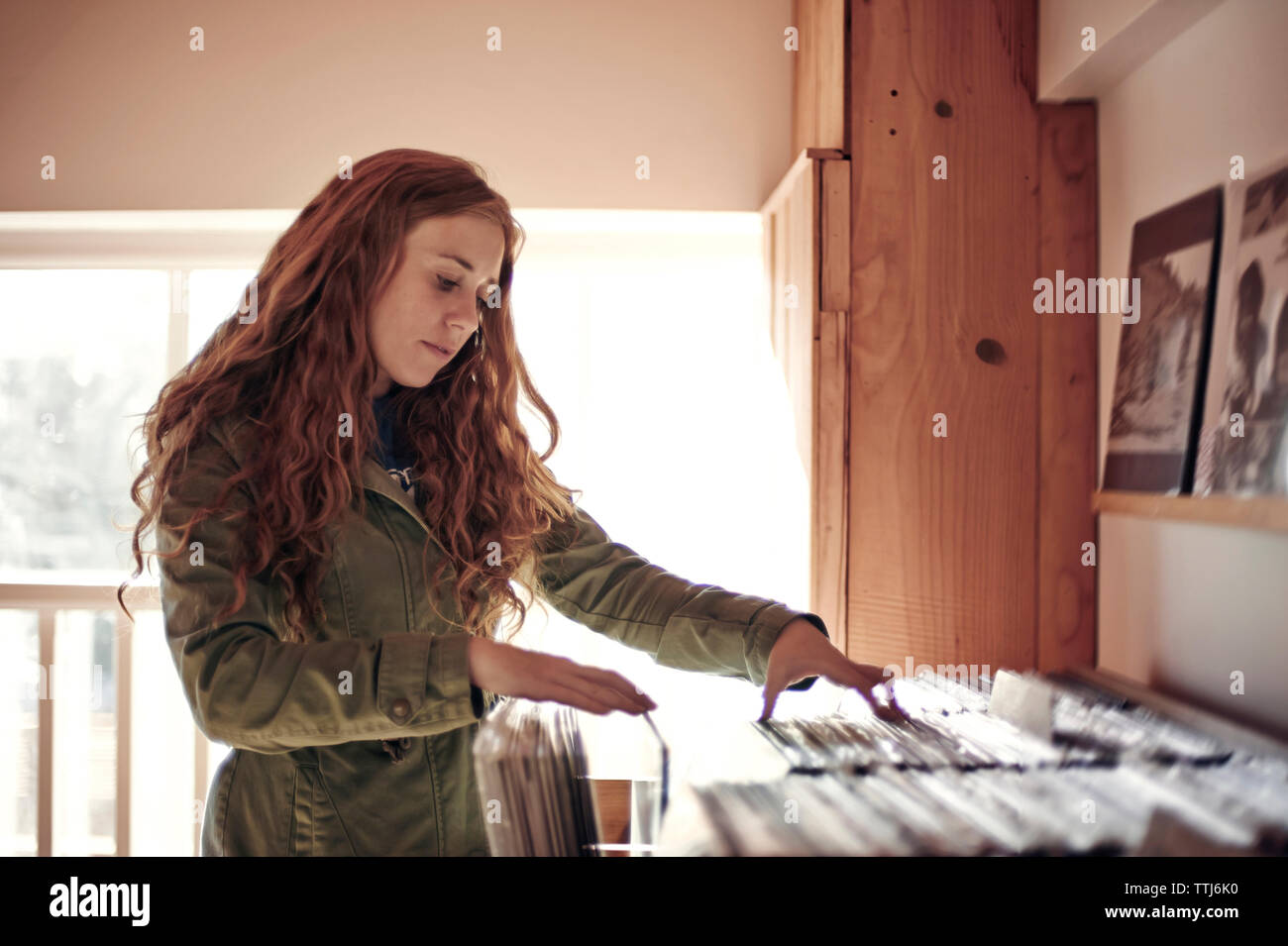 Woman with record store Banque D'Images