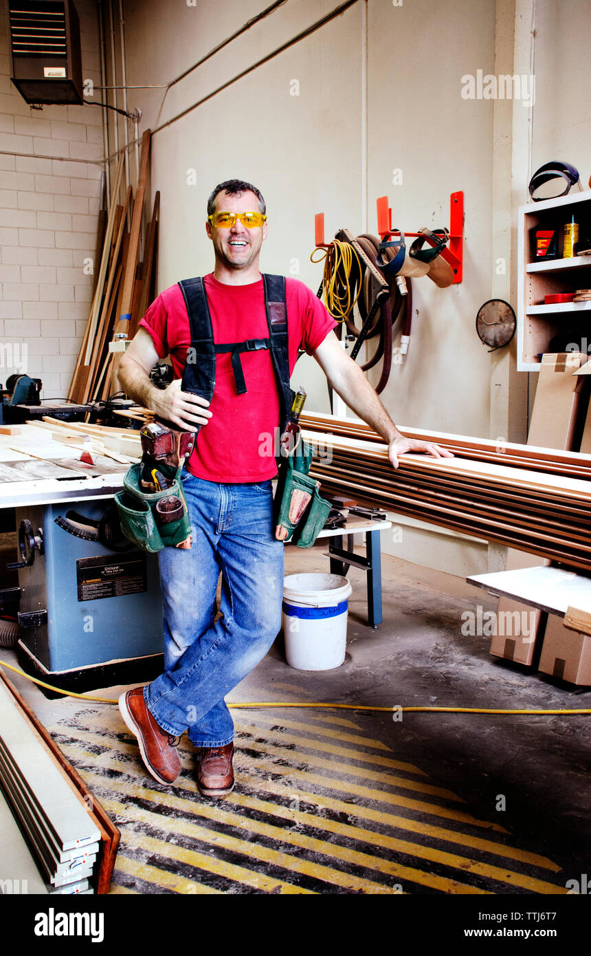 Portrait de Carpenter en atelier Banque D'Images