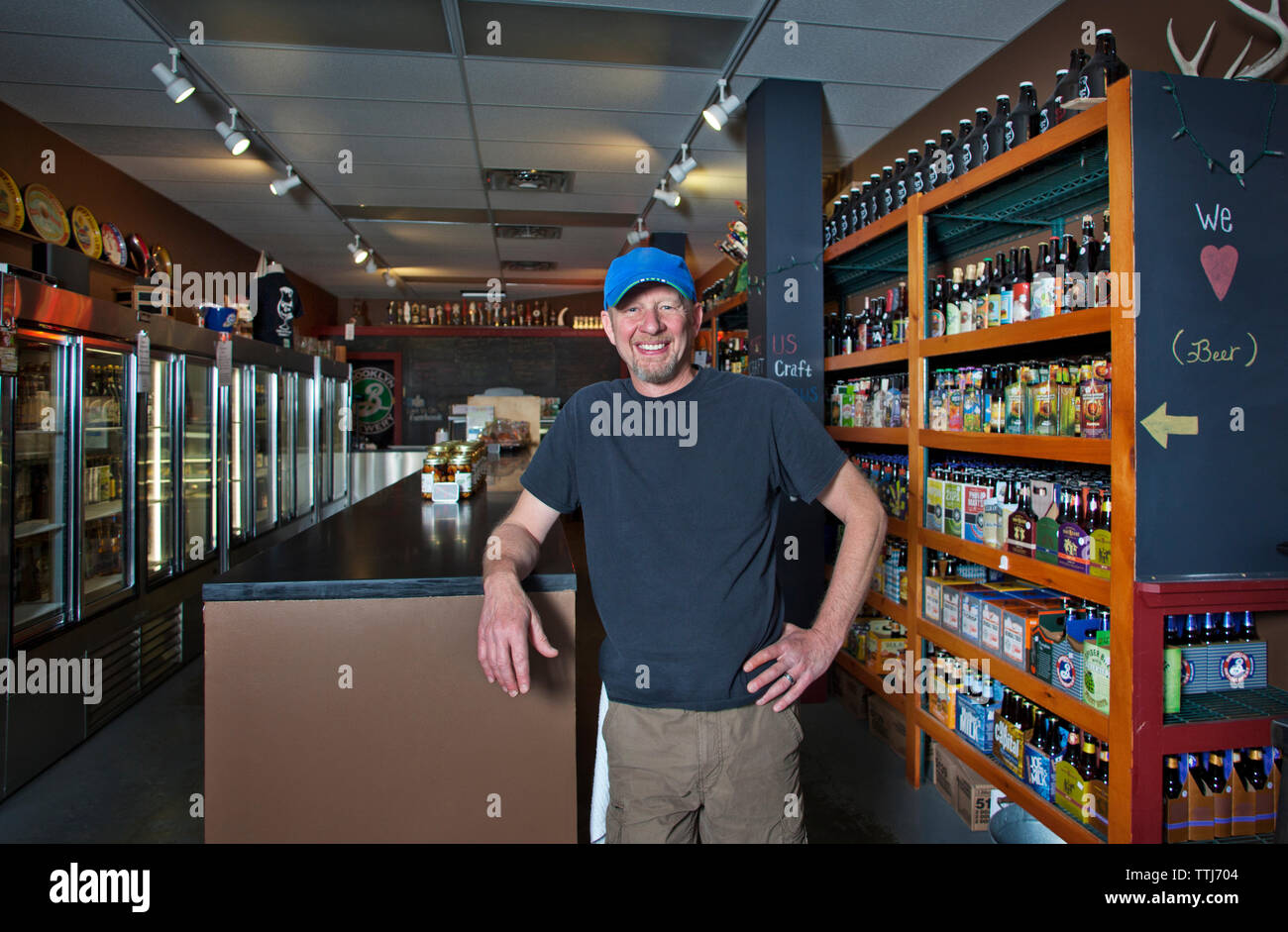 Portrait de propriétaire debout à liquor store Banque D'Images