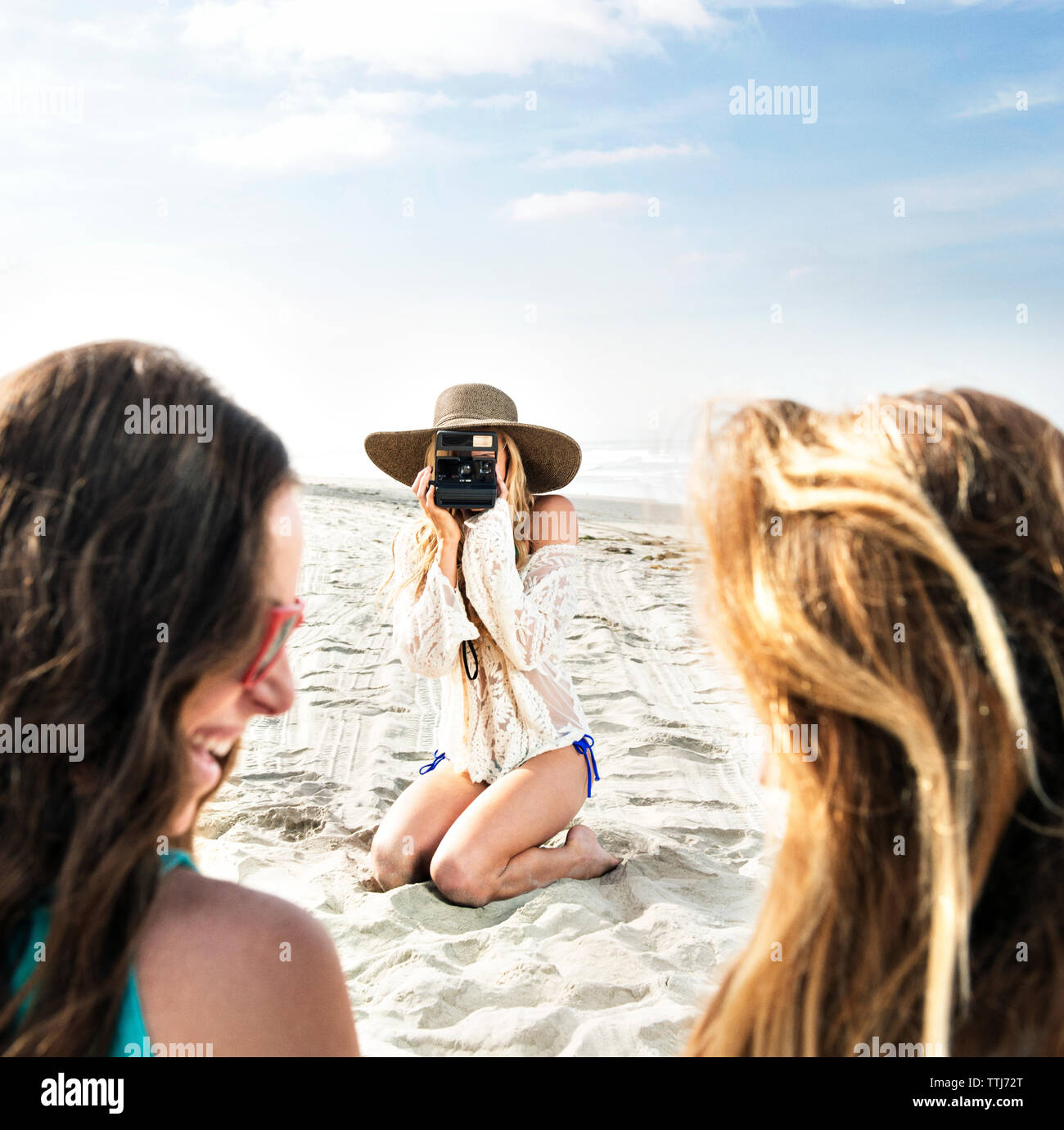 Photographier une femme à la plage d'amis Banque D'Images