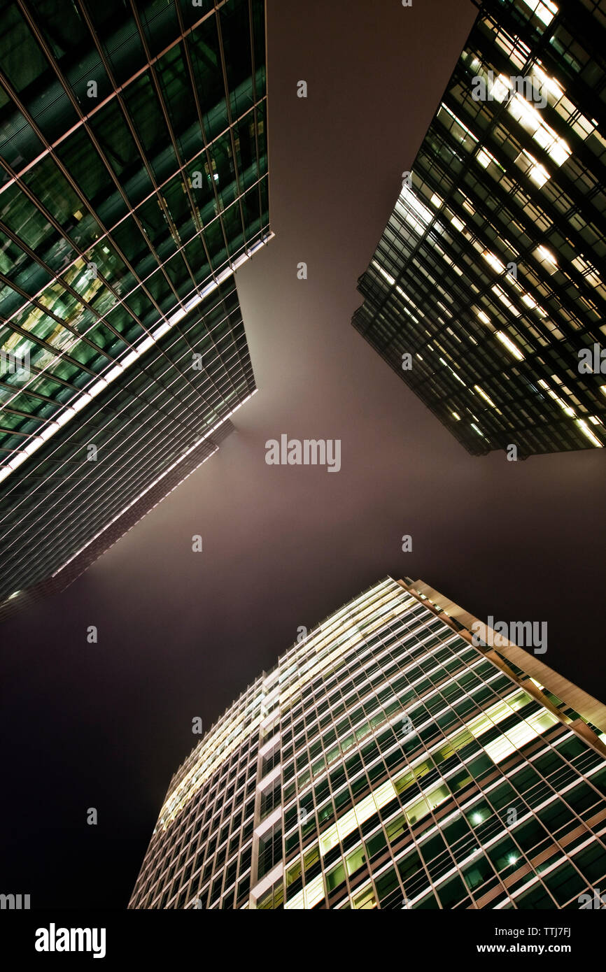 Low angle view of illuminated skyscrapers at night Banque D'Images