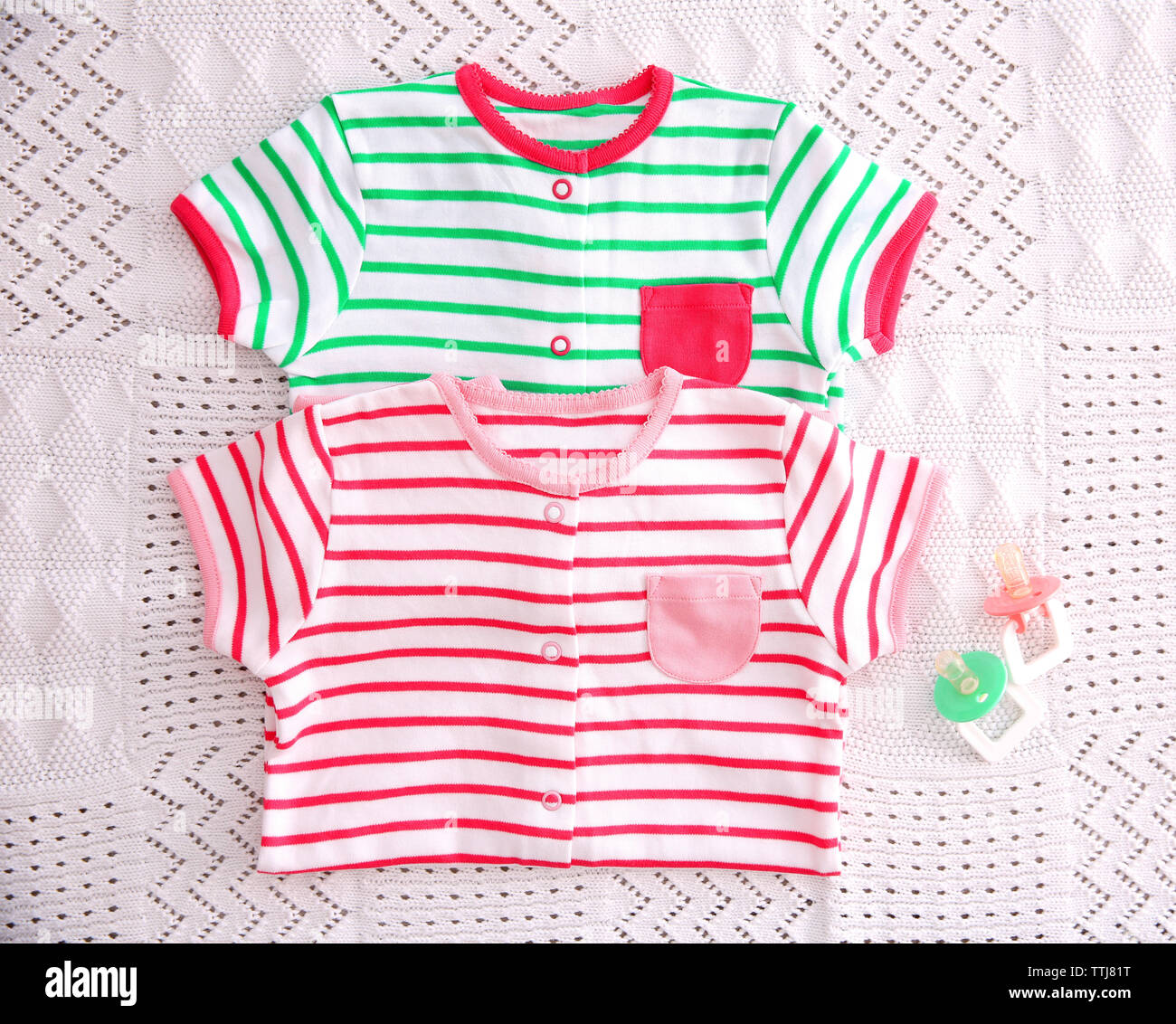 Vêtements de bébé sur fond de tissu Banque D'Images