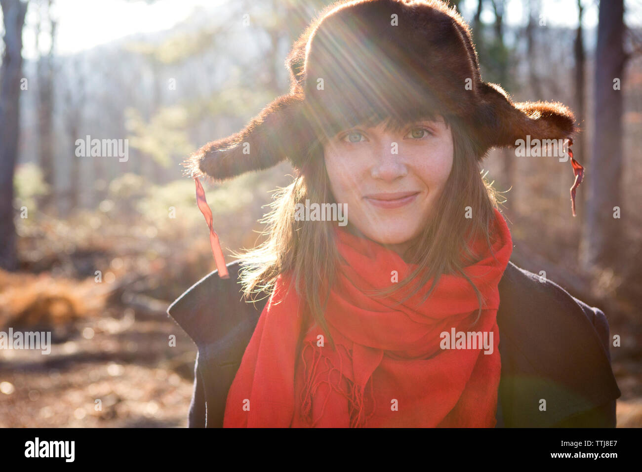 Portrait de femme au chapeau de chasseurs à forest Banque D'Images
