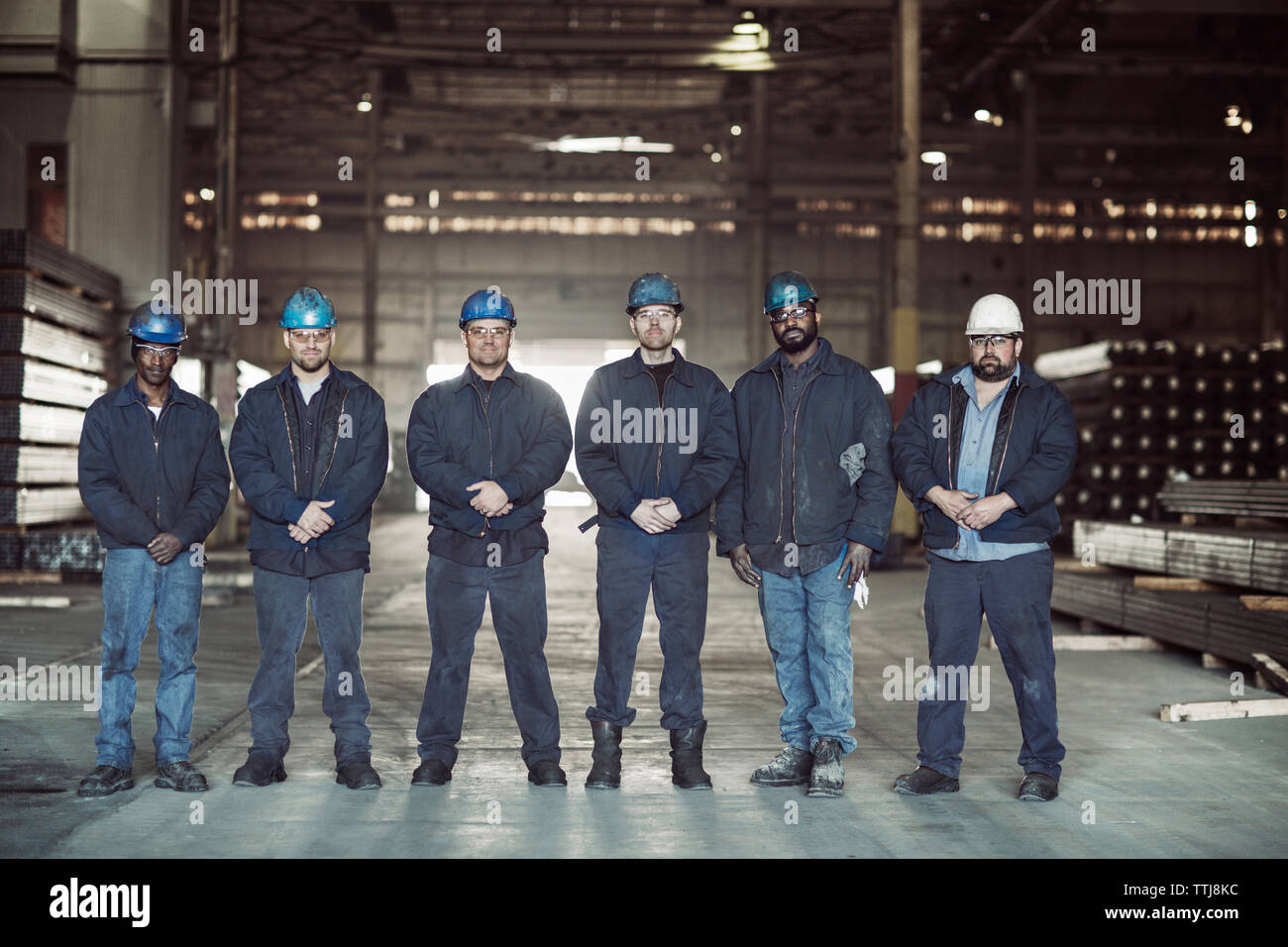 Portrait de certains travailleurs en usine-entrepôt Banque D'Images