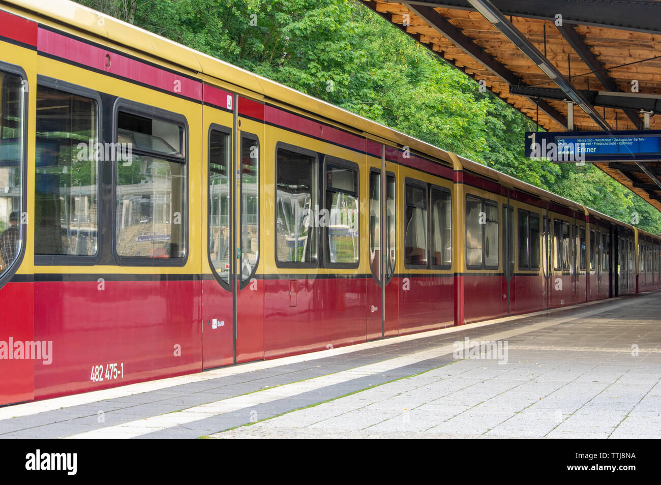 Berlin S-Bahn S3 en attente de train à la station Olympiastadion Banque D'Images