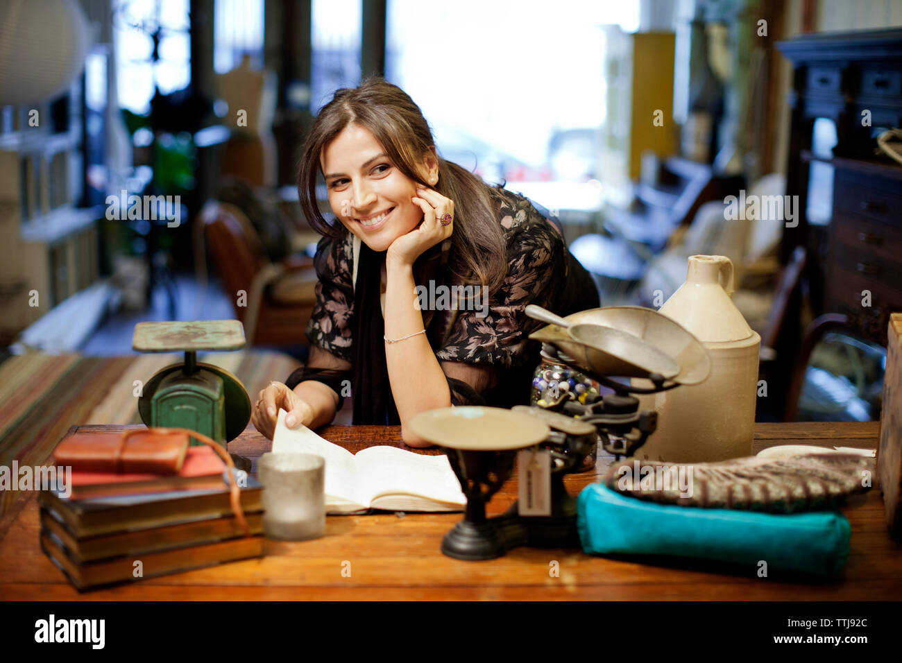 Woman tout en travaillant dans le magasin Banque D'Images