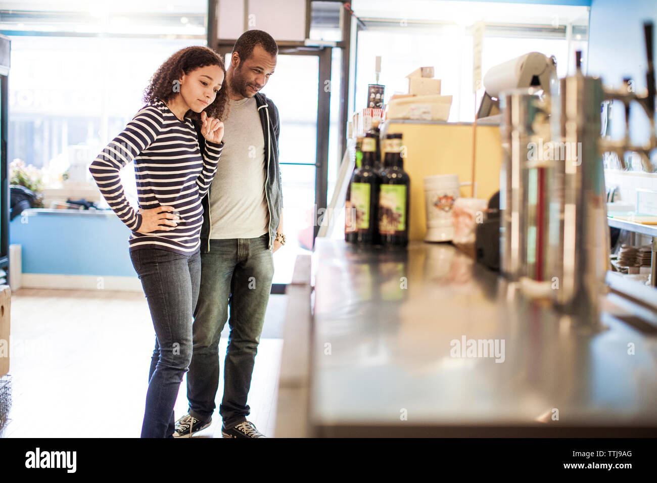 Couple shopping in store Banque D'Images