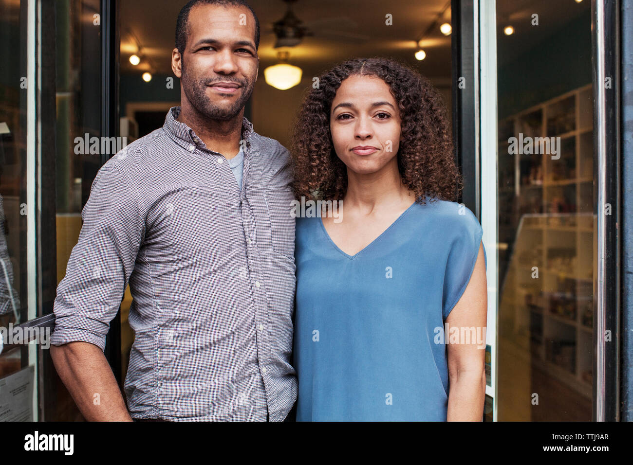 Portrait de propriétaire debout à stocker Banque D'Images