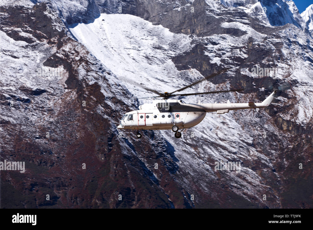 Vol en hélicoptère contre mountain Banque D'Images