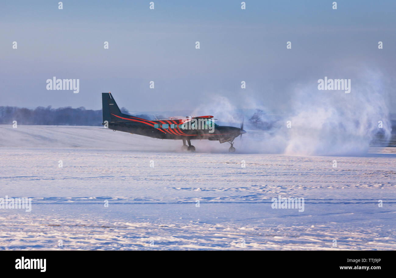 Sur le plan champ couvert de neige Banque D'Images