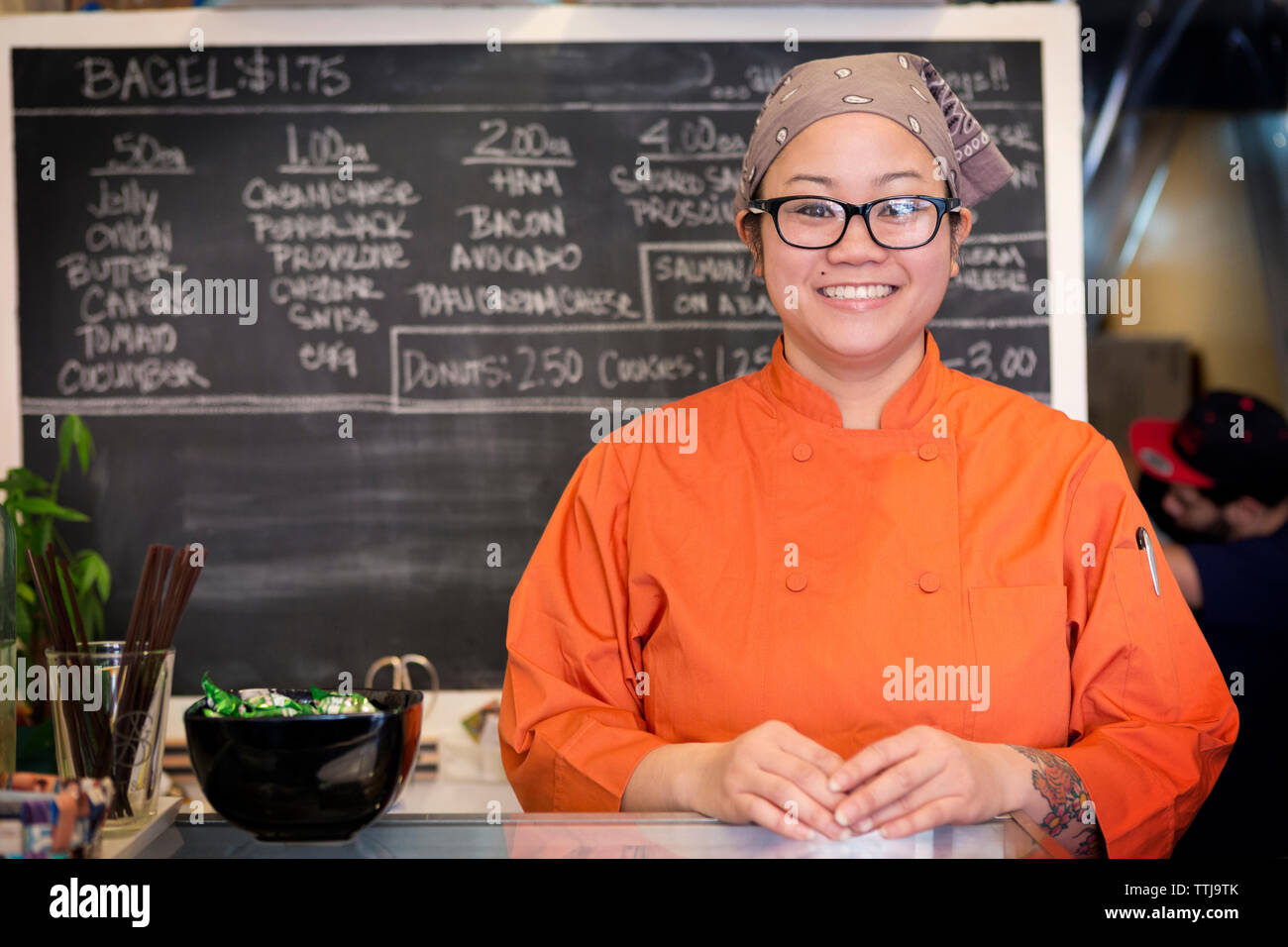 Portrait of smiling woman standing at store Banque D'Images