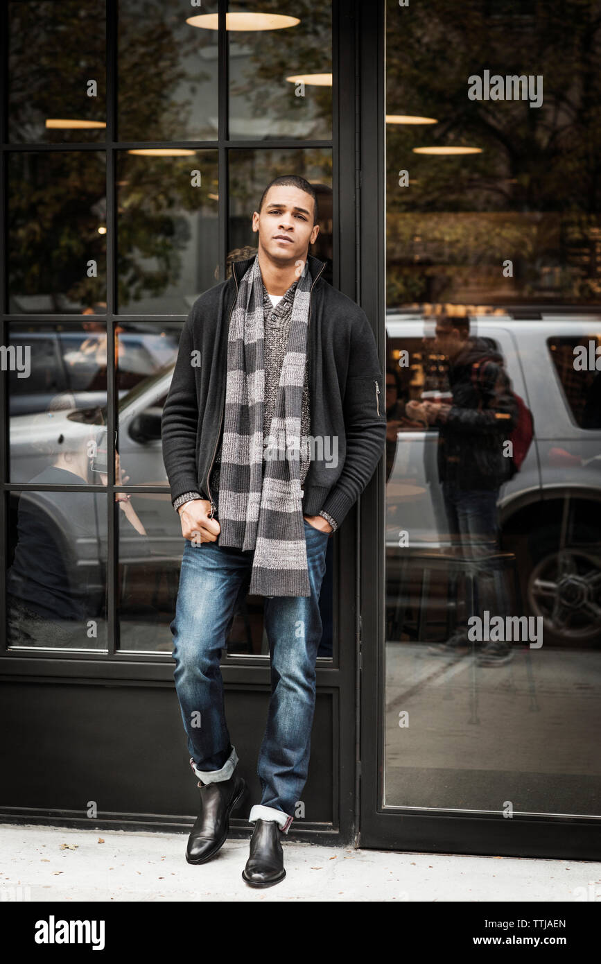 Portrait de l'homme confiant à l'extérieur store Banque D'Images