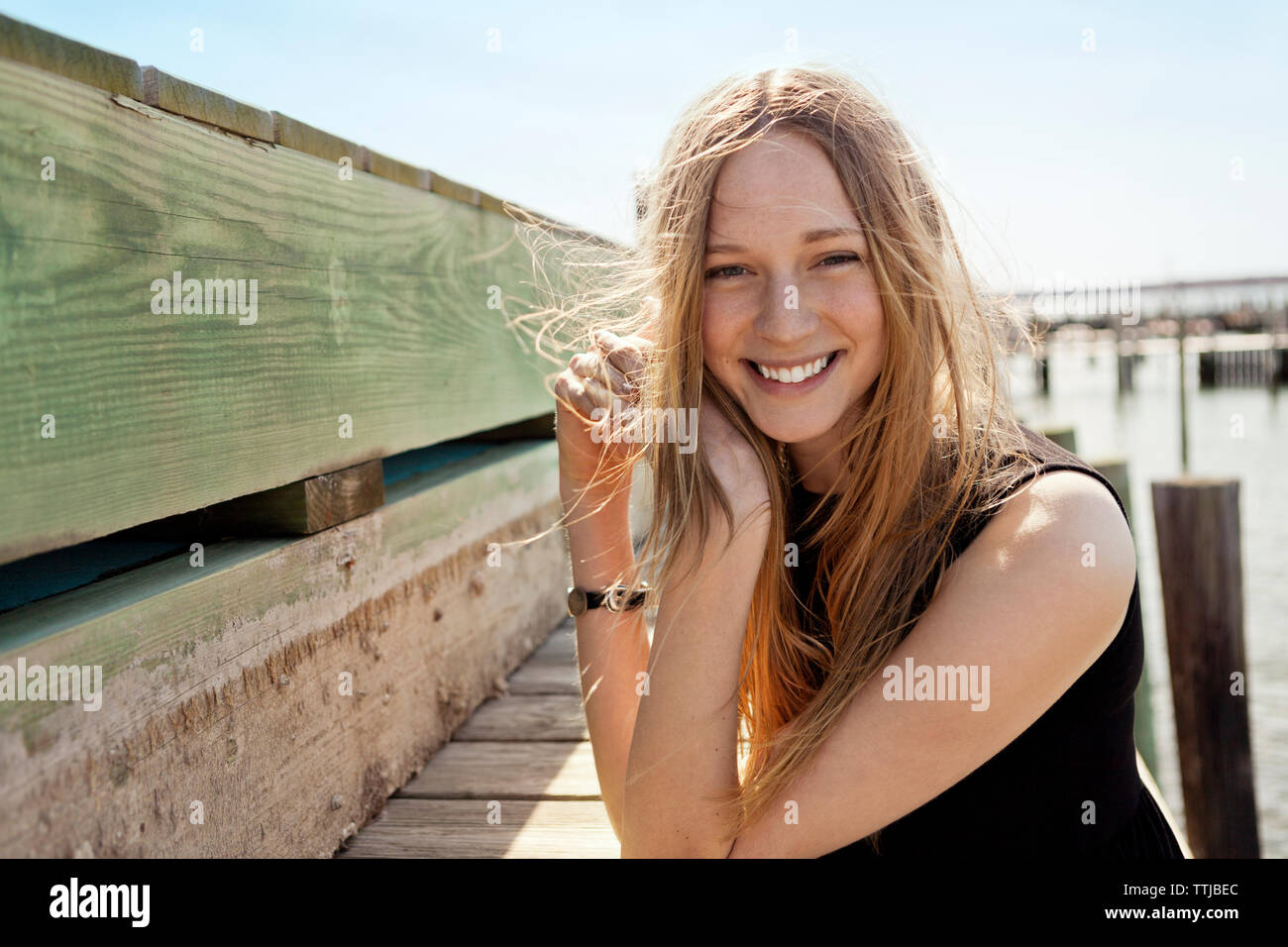 Portrait of smiling woman at pier Banque D'Images