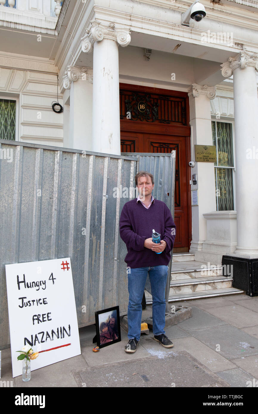 Richard Ratcliffe, le mari de Nazanin Zaghari-Ratcliffe, est en grève de la faim, le camping et l'organisation d'un piquet à l'extérieur de l'ambassade d'Iran à Londres. Banque D'Images