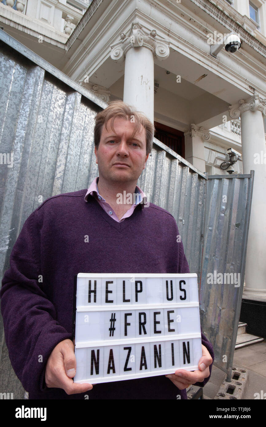 Richard Ratcliffe, le mari de Nazanin Zaghari-Ratcliffe, est en grève de la faim, le camping et l'organisation d'un piquet à l'extérieur de l'ambassade d'Iran à Londres. Banque D'Images