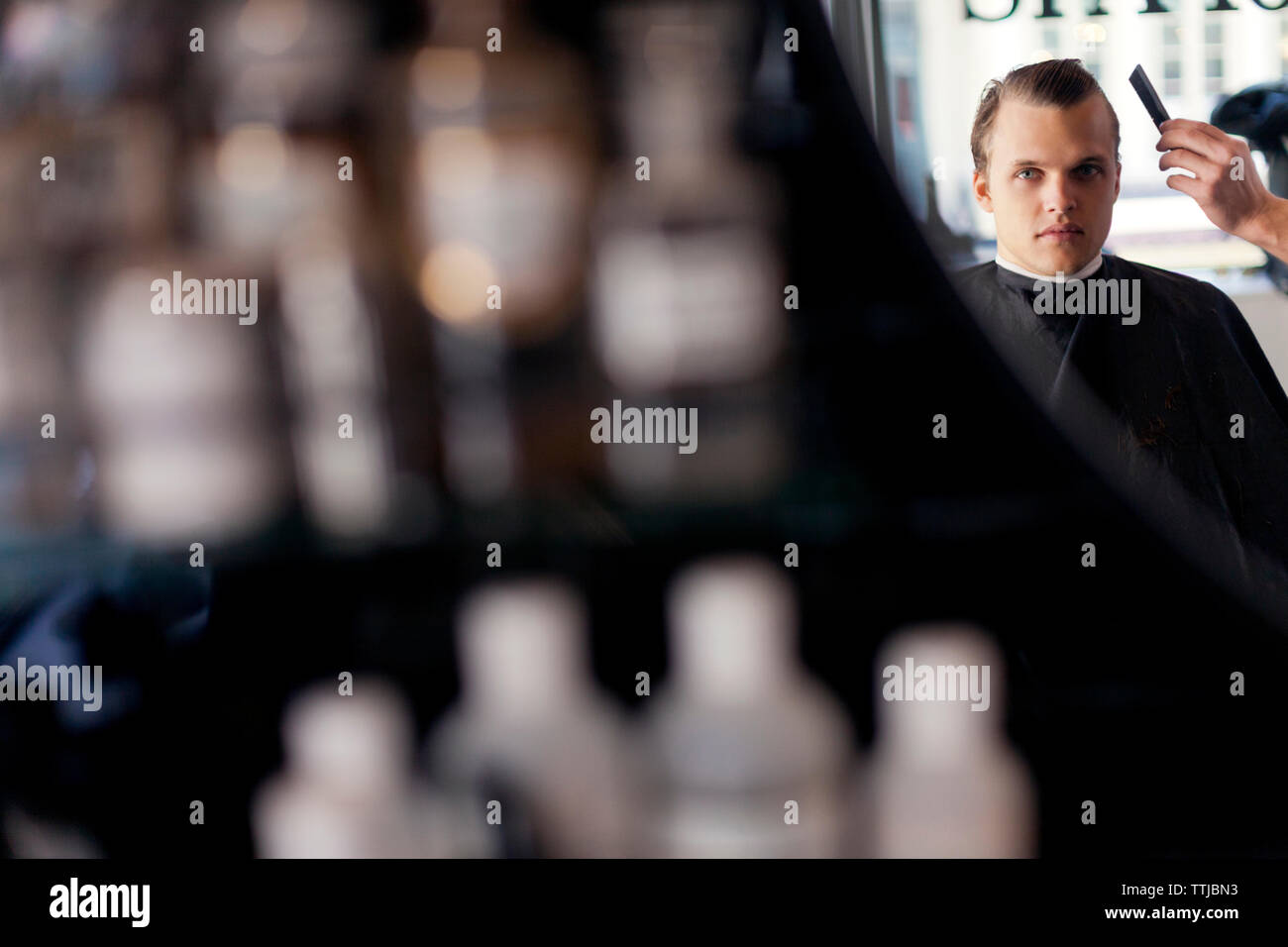 Portrait d'un homme dans un salon de coiffure Banque D'Images