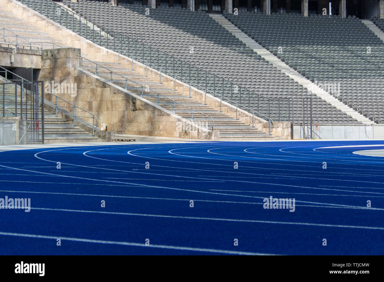 Piste de course Tartan de la courbe près de la porte de l'Olympiastadion berlin marathon Banque D'Images