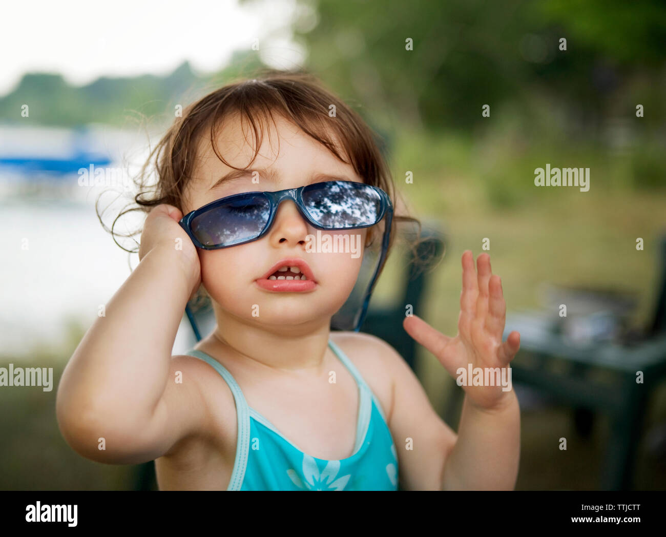 Baby Girl wearing sunglasses Banque D'Images
