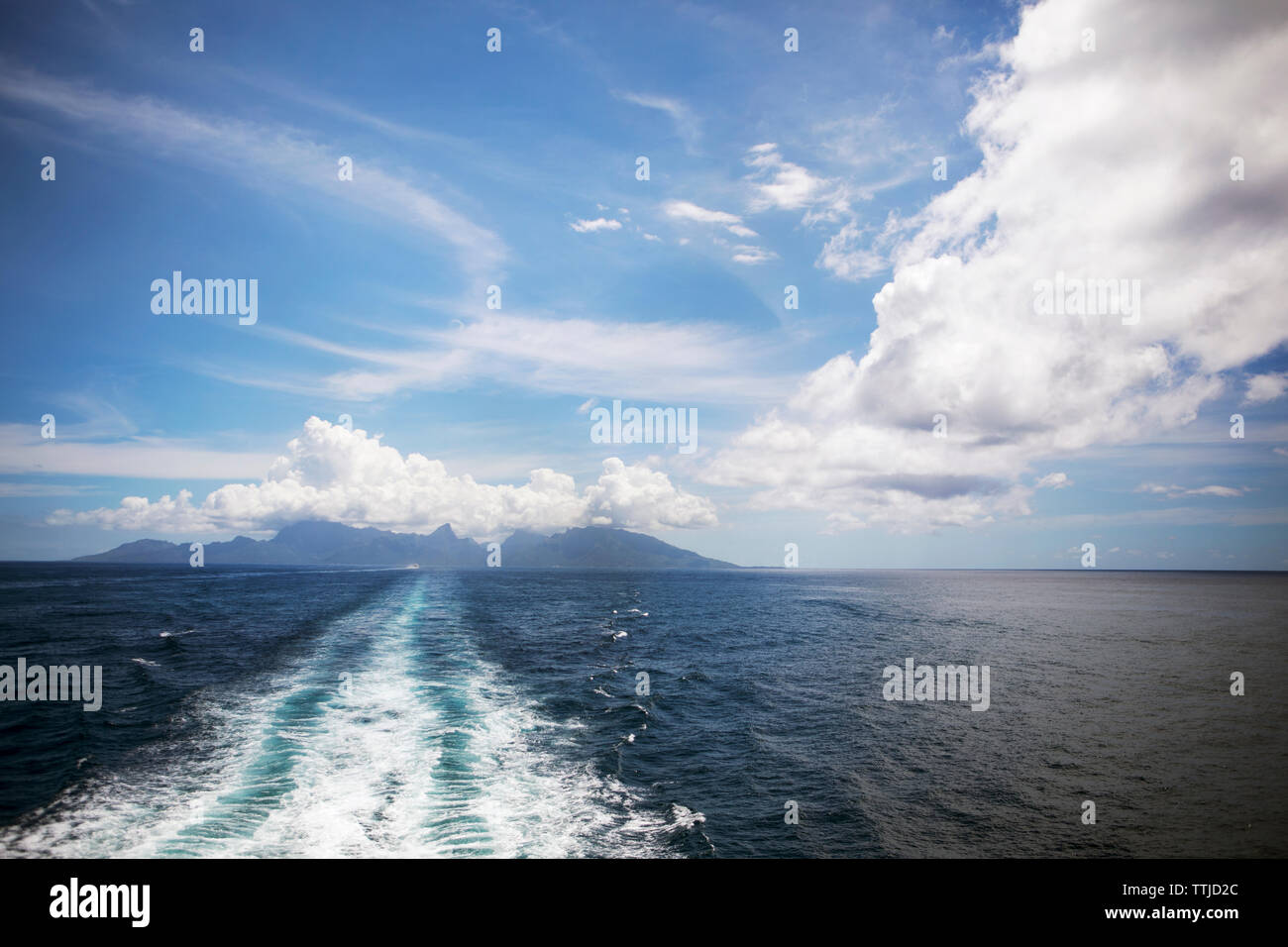 Vue panoramique de service sur mer contre ciel nuageux Banque D'Images