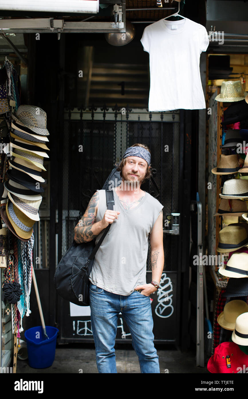 Portrait de musicien de rue l'exercice guitare tout debout à stocker Banque D'Images