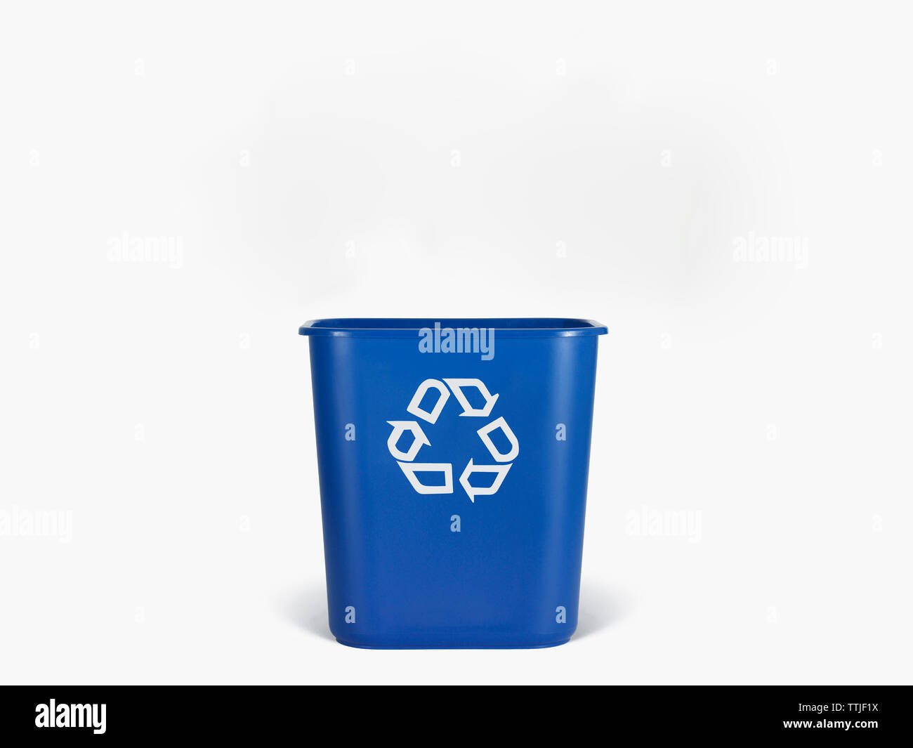 Symbole de recyclage sur une poubelle bleue Banque D'Images