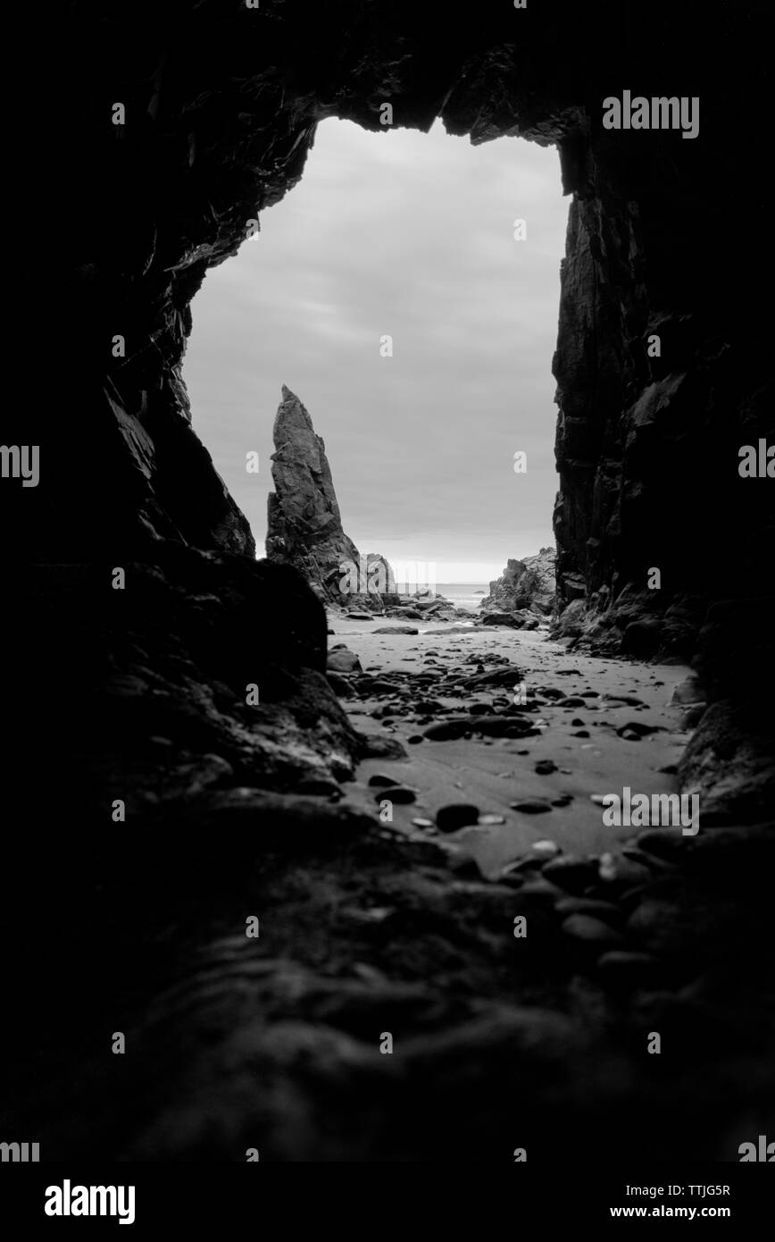 Grottes de la plage, tourné à la recherche jusqu'à la mer. Banque D'Images