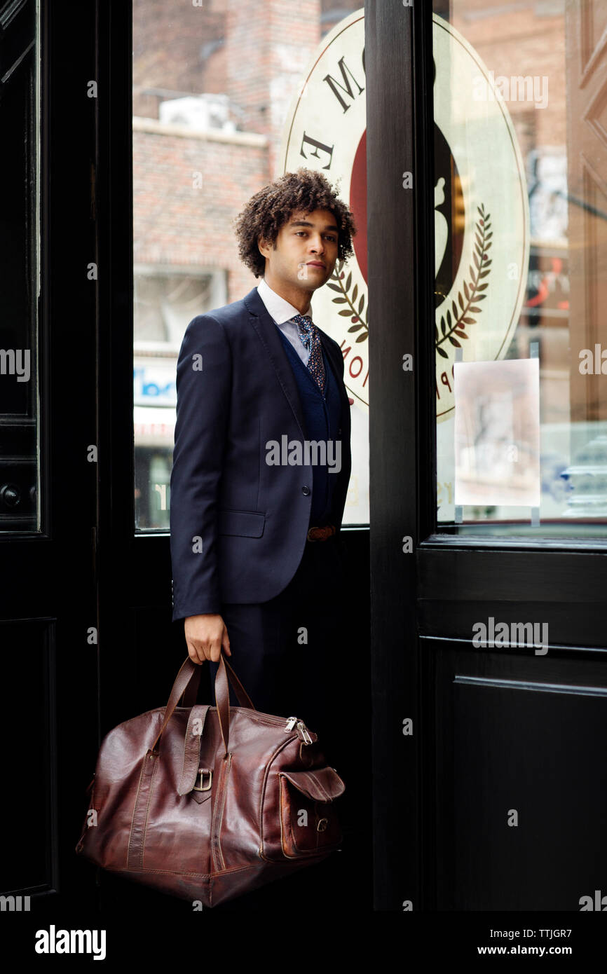 Confident businessman standing, entreposage extérieur Banque D'Images