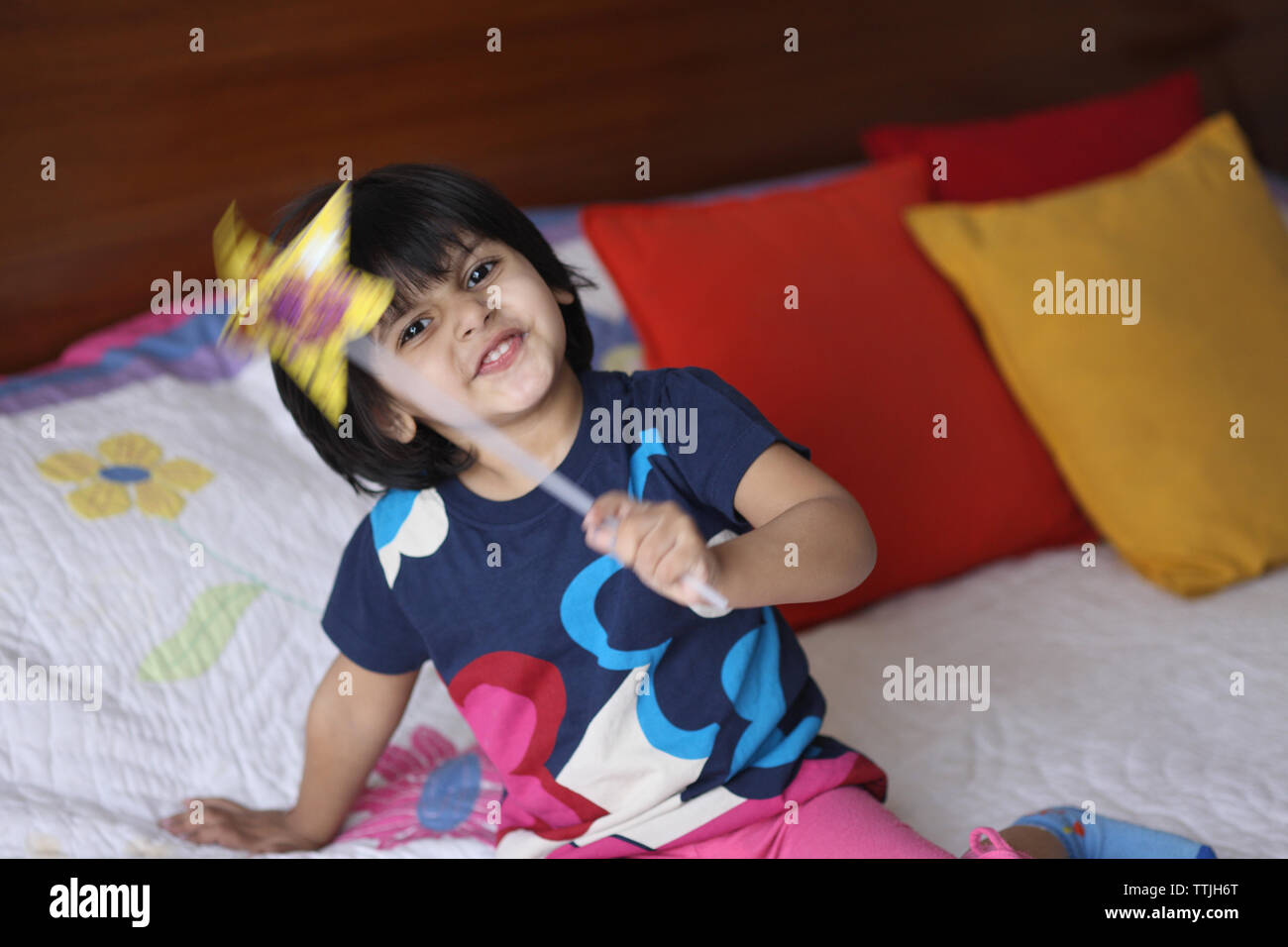 Fille jouant avec une baguette magique Banque D'Images