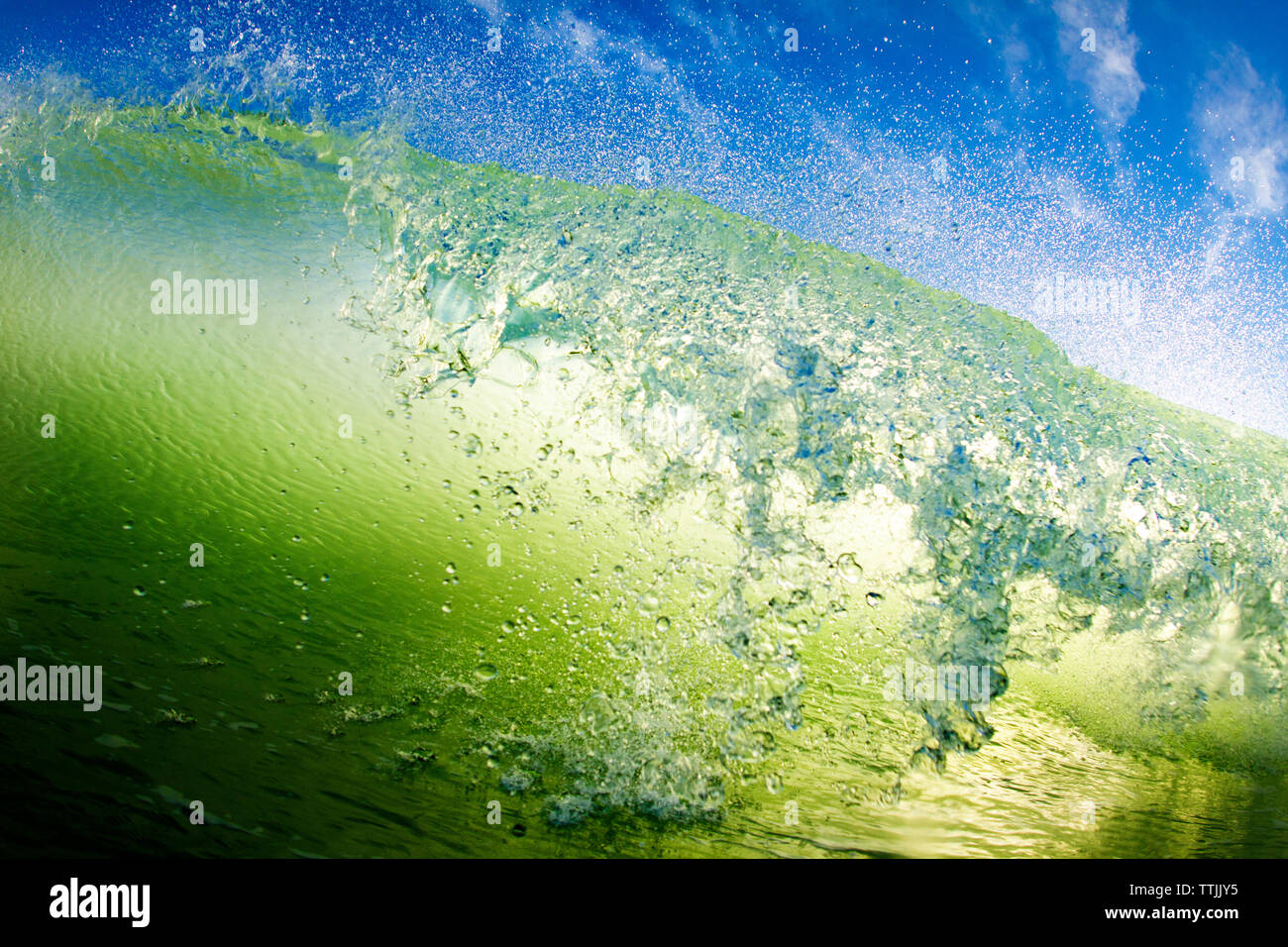 Close-up de vagues éclaboussant en mer contre sky Banque D'Images
