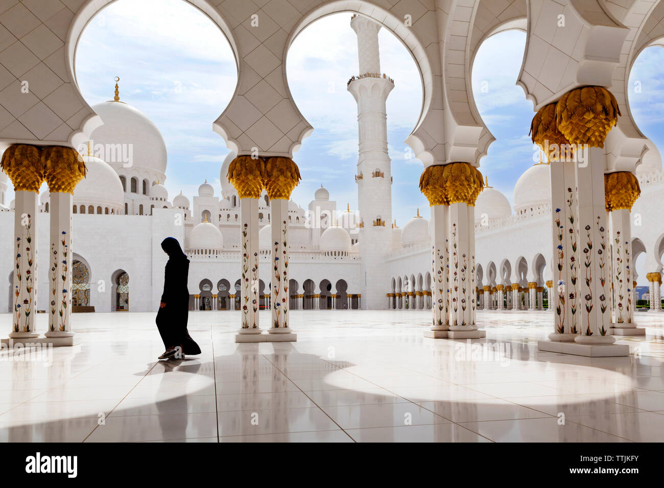 Femme marche à Sheikh Zayed Mosque Banque D'Images