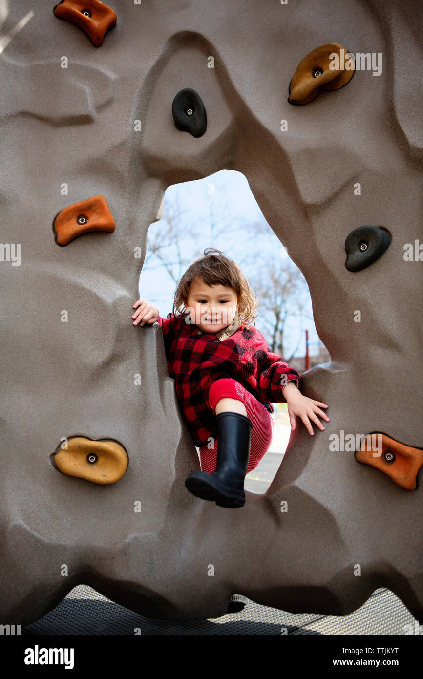Jolie fille à l'aire de jeux Banque D'Images