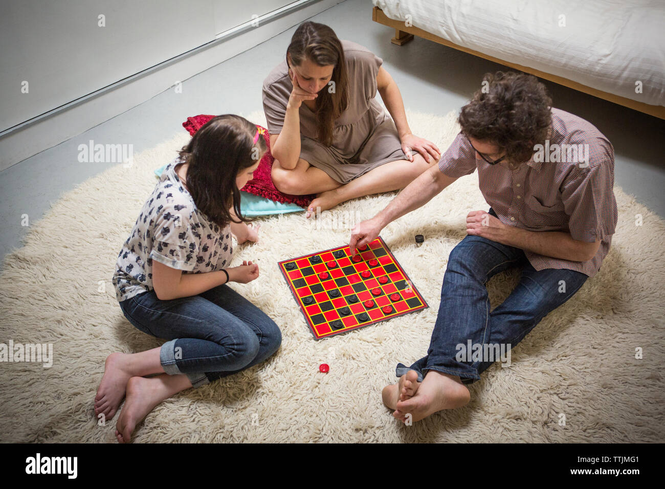 Portrait de famille jouant à la maison du jeu de société Banque D'Images