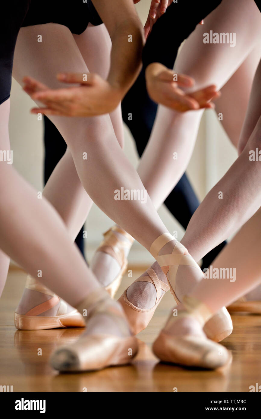 La section basse de danseurs pratiquant au ballet studio Banque D'Images