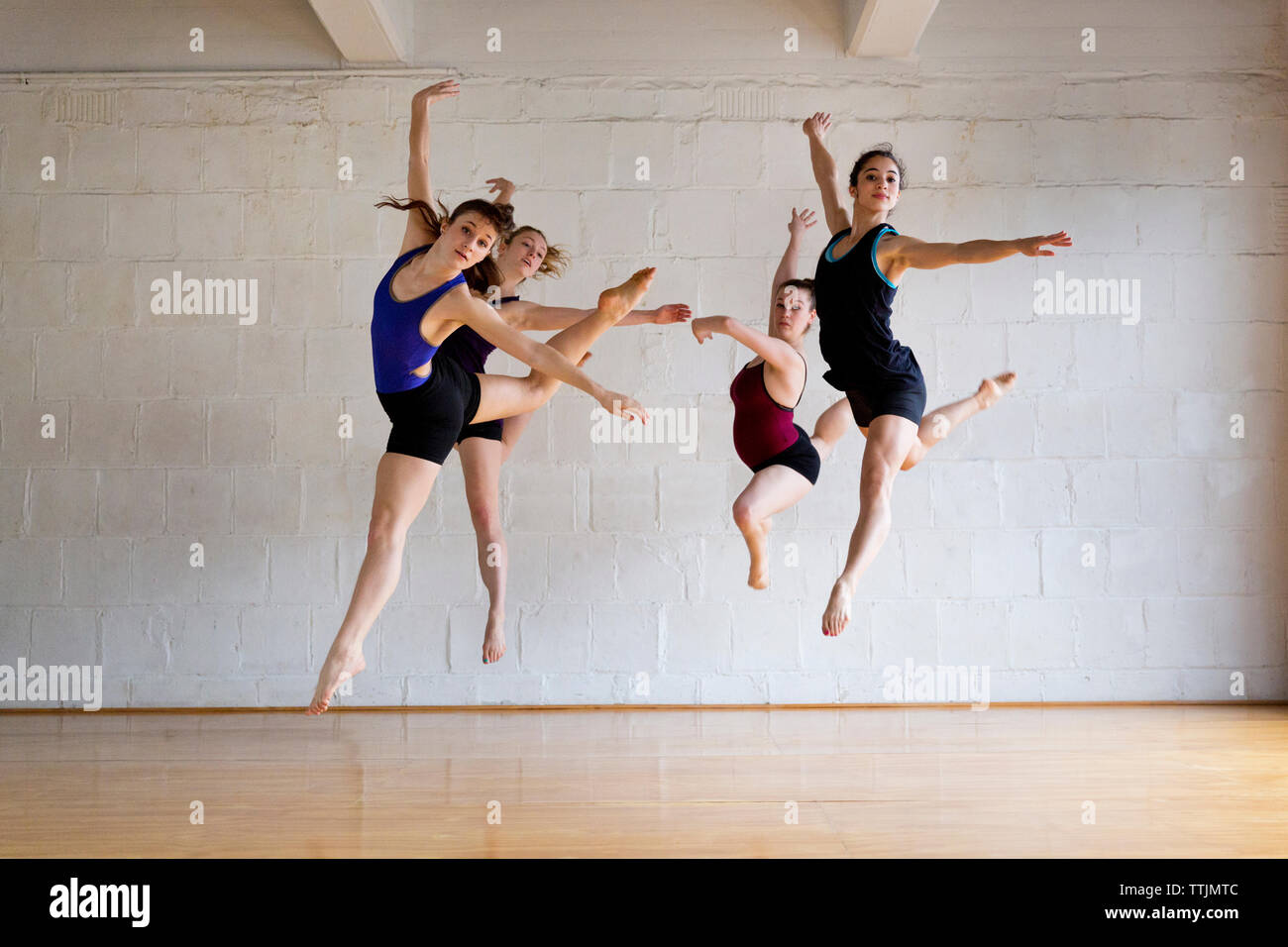 Longueur totale de danseurs de ballet en studio Banque D'Images