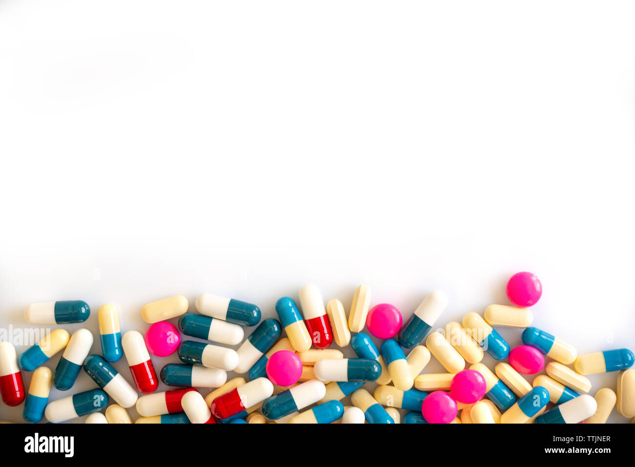 Pilules colorées et des médicaments sur fond blanc avec copie espace, Santé et médicament concept Banque D'Images