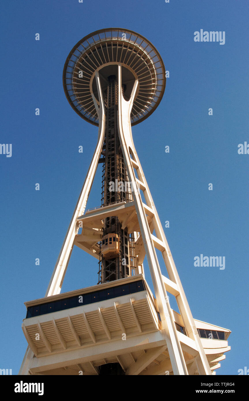 Low angle view of space needle against blue sky Banque D'Images