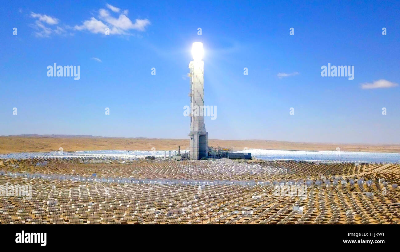 Tour de l'énergie solaire et des miroirs qui se concentrent les rayons solaires sur un collecteur tower pour produire des énergies renouvelables, de la pollution, de l'énergie sans droit d'antenne. Banque D'Images