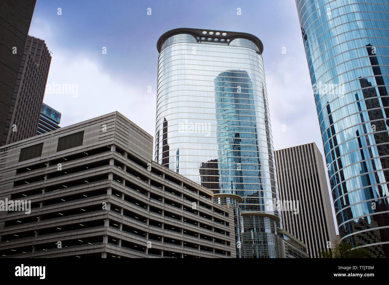 Low angle view of office buildings in city Banque D'Images