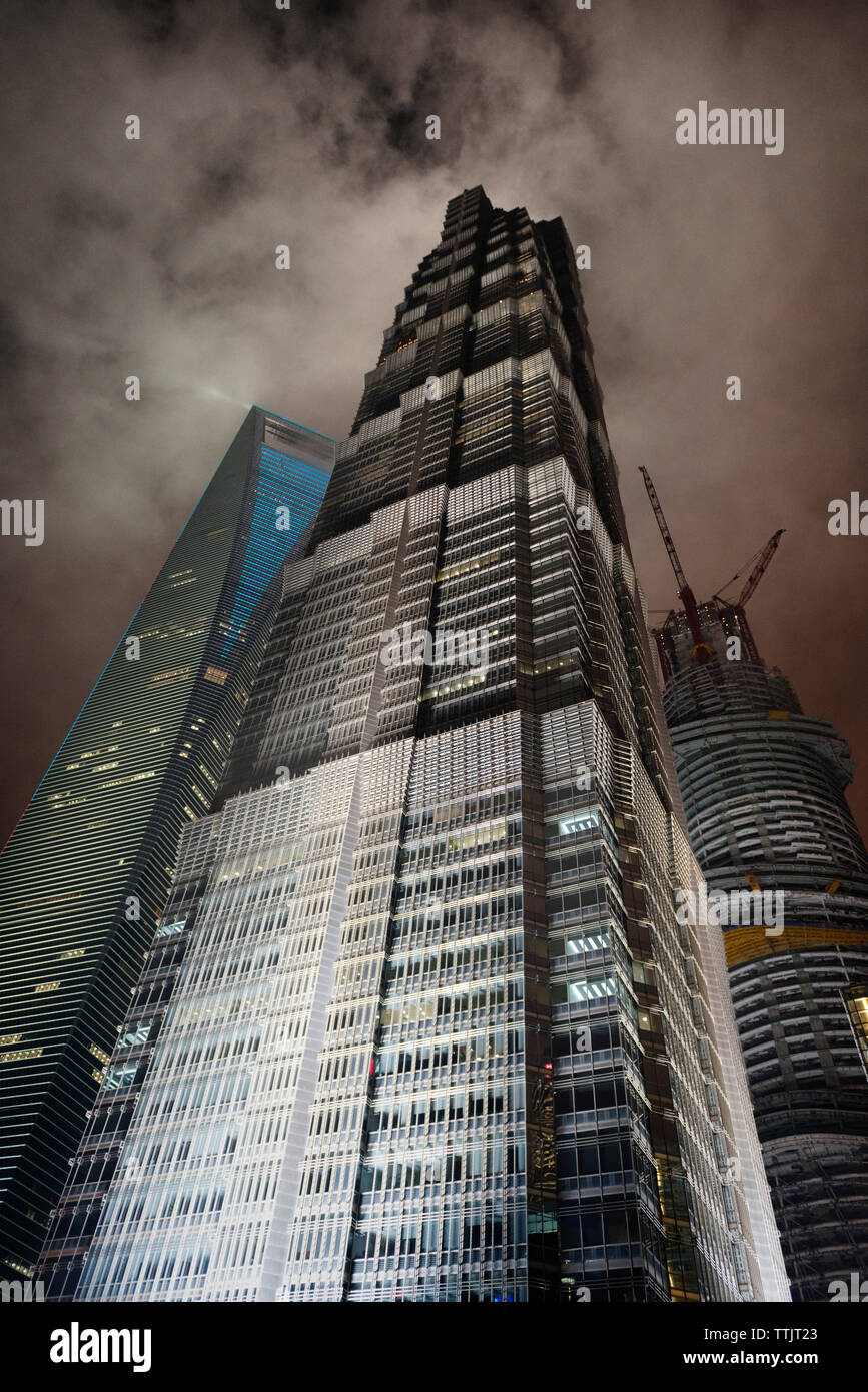 Low angle view of buildings in city Banque D'Images