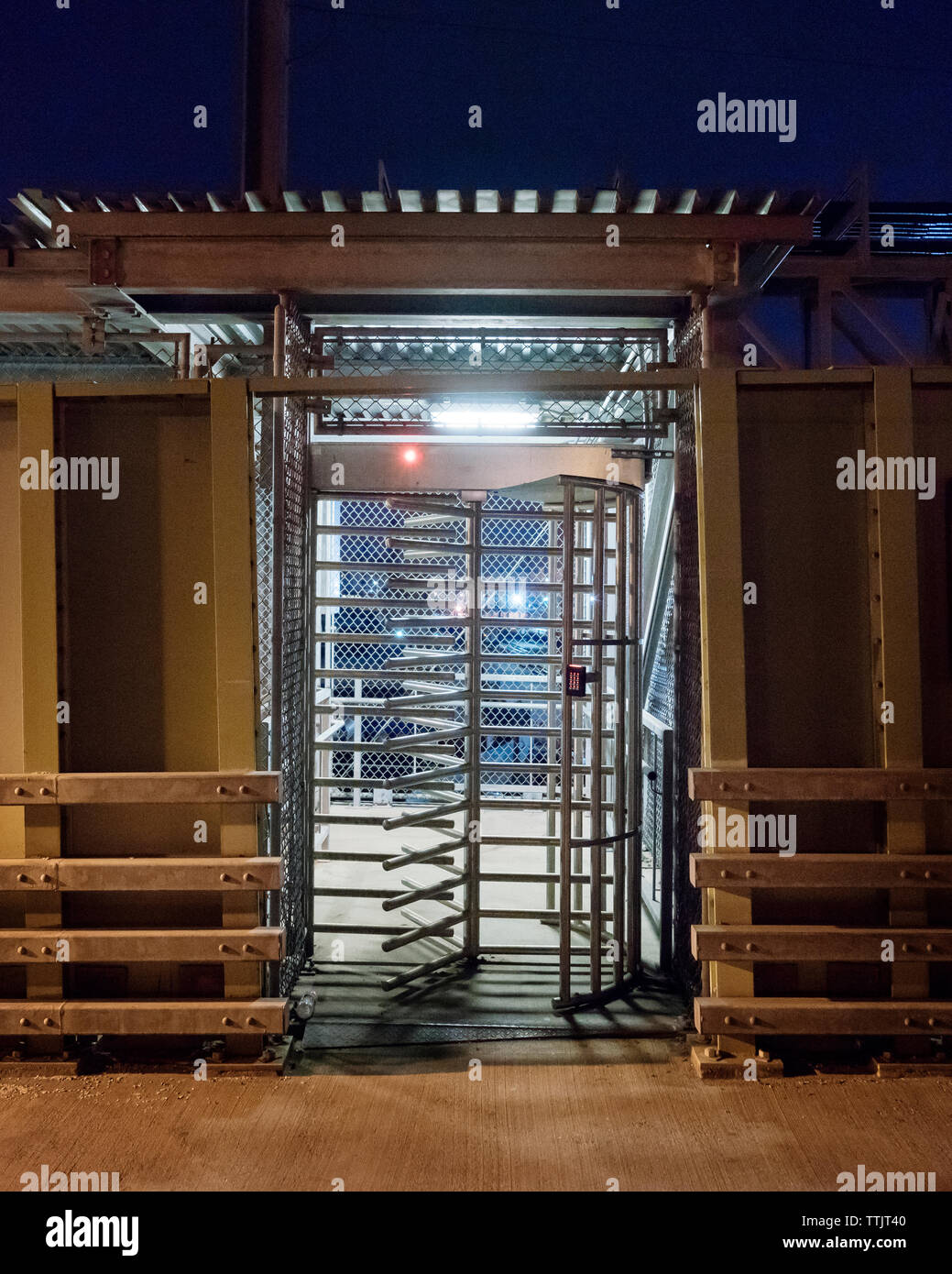 La porte tournante à l'entrée illuminée Banque D'Images