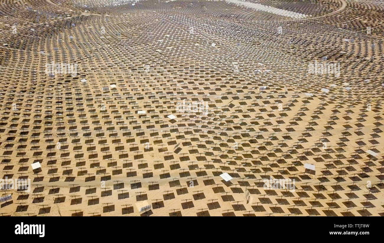 Tour de l'énergie solaire et des miroirs qui se concentrent les rayons solaires sur un collecteur tower pour produire des énergies renouvelables, de la pollution, de l'énergie sans droit d'antenne. Banque D'Images