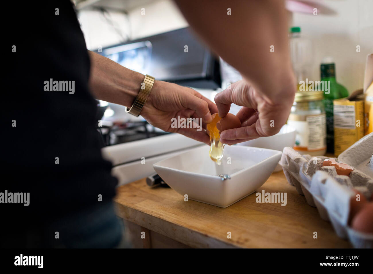Portrait de l'homme rompre dans un bol d'oeufs Banque D'Images
