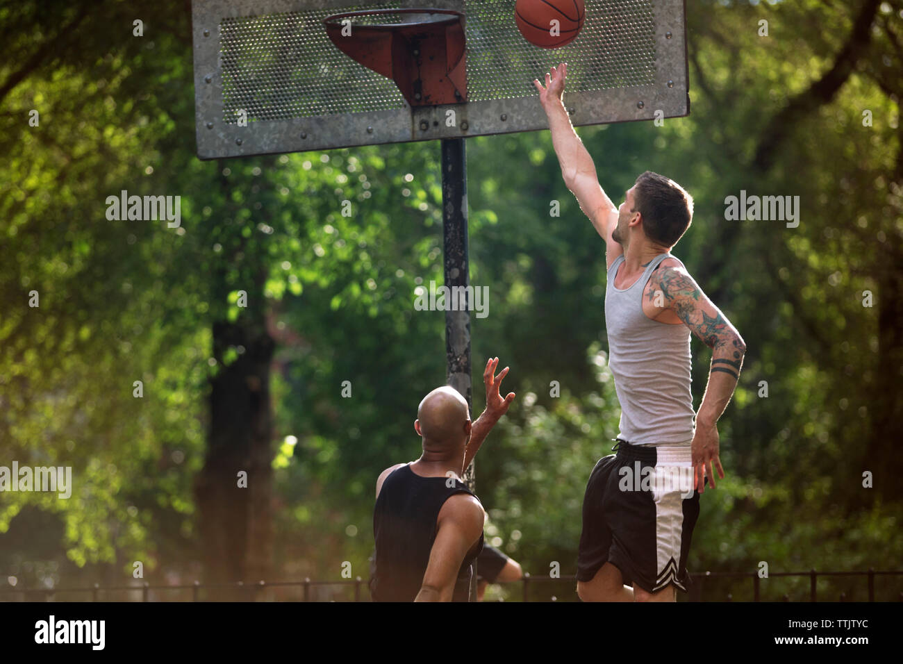 Pratiquer le basket-ball en cour d'amis Banque D'Images