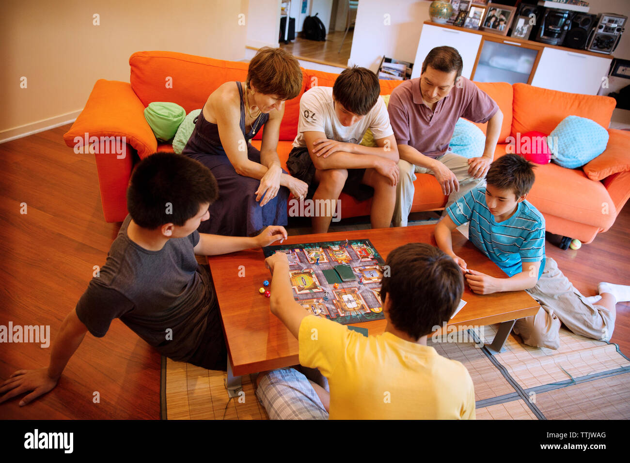 High angle view of family enjoying jeu dans la salle de séjour Banque D'Images