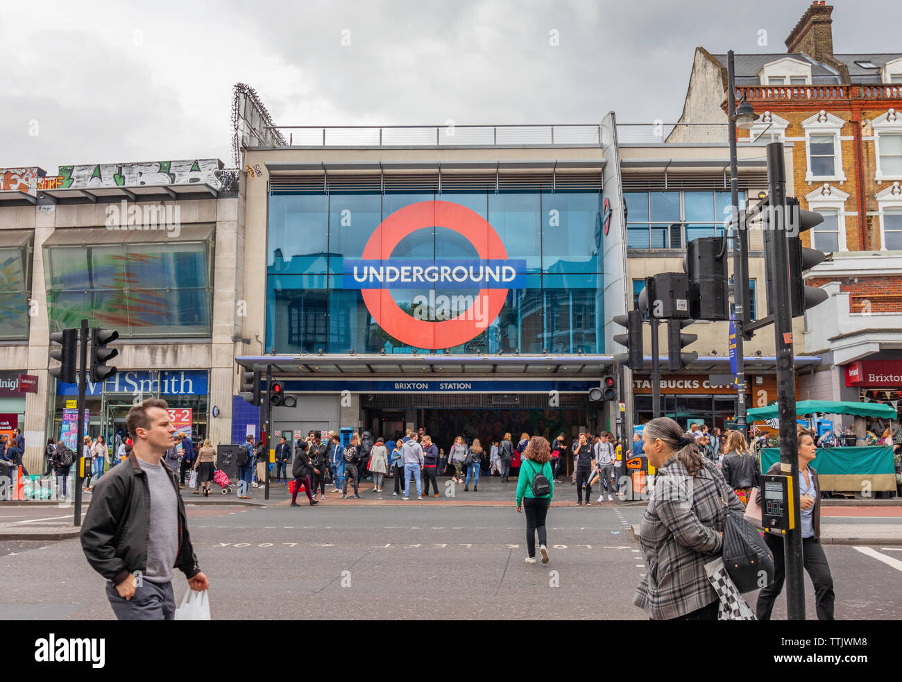 Londres, Royaume-Uni - 15 juin 2019 - L'entrée à pied la station de métro sur la ligne Victoria Banque D'Images