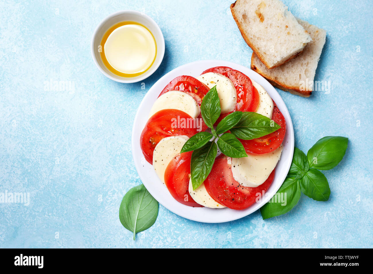 Tomate mozzarella et basilic salade caprese sur une plaque blanche close-up Vue de dessus. Banque D'Images
