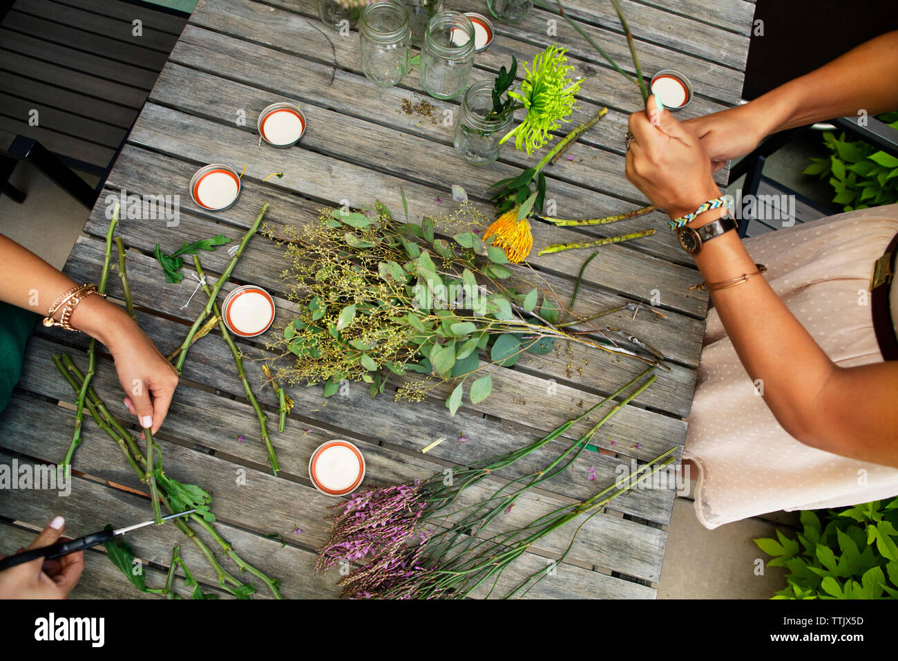 Portrait d'amis de découpe tige à table en bois Banque D'Images