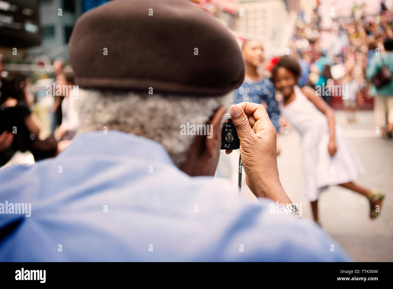 Vue arrière grand-père de photographier les petits-enfants à city Banque D'Images